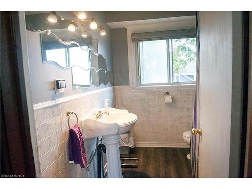 17 Elizabeth Street, Welland, ON - Indoor Photo Showing Bathroom