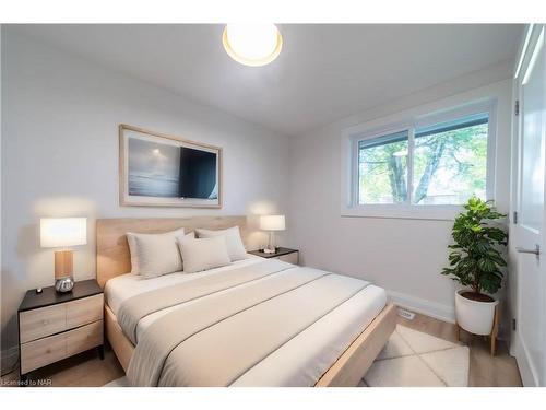 6611 O'Neil Street, Niagara Falls, ON - Indoor Photo Showing Bedroom