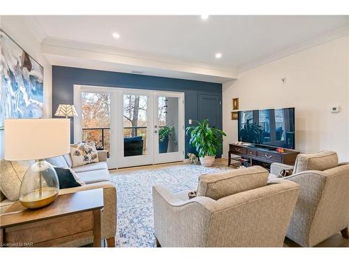 105 Vansickle Road Road, St. Catharines, ON - Indoor Photo Showing Living Room