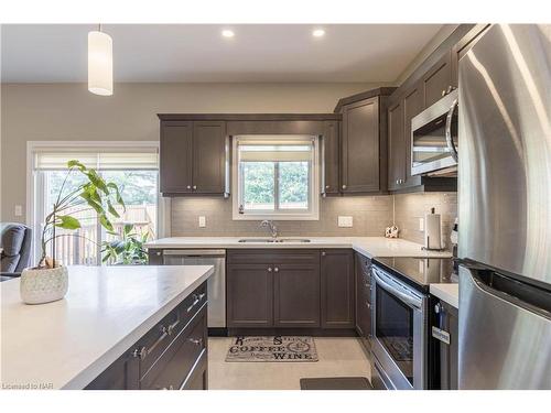 7299 Sherrilee Crescent, Niagara Falls, ON - Indoor Photo Showing Kitchen With Double Sink