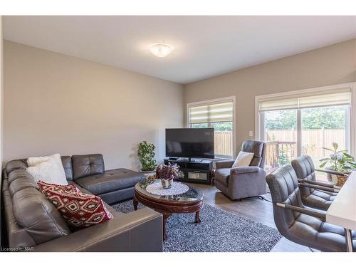 7299 Sherrilee Crescent, Niagara Falls, ON - Indoor Photo Showing Living Room