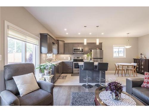 7299 Sherrilee Crescent, Niagara Falls, ON - Indoor Photo Showing Living Room