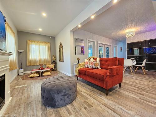 381 Washington Road, Fort Erie, ON - Indoor Photo Showing Living Room With Fireplace