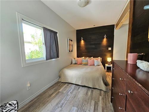 381 Washington Road, Fort Erie, ON - Indoor Photo Showing Bedroom