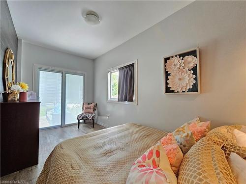 381 Washington Road, Fort Erie, ON - Indoor Photo Showing Bedroom