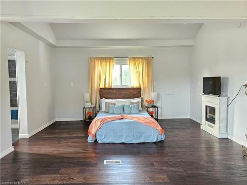 381 Washington Road, Fort Erie, ON - Indoor Photo Showing Bedroom