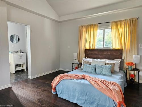 381 Washington Road, Fort Erie, ON - Indoor Photo Showing Bedroom