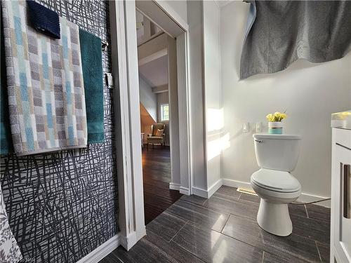 381 Washington Road, Fort Erie, ON - Indoor Photo Showing Bathroom