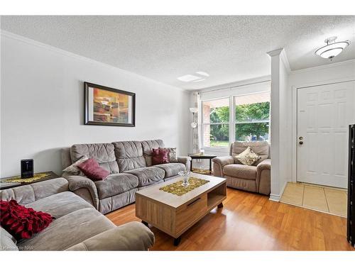 6495 Malibu Drive, Niagara Falls, ON - Indoor Photo Showing Living Room