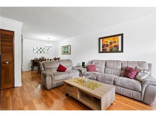 6495 Malibu Drive, Niagara Falls, ON - Indoor Photo Showing Living Room