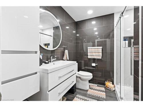 6495 Malibu Drive, Niagara Falls, ON - Indoor Photo Showing Bathroom