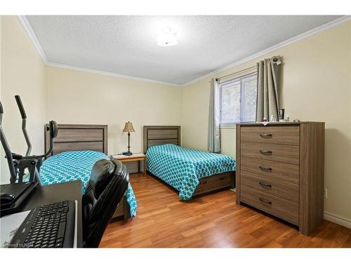 6495 Malibu Drive, Niagara Falls, ON - Indoor Photo Showing Bedroom