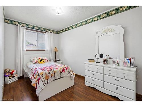 6495 Malibu Drive, Niagara Falls, ON - Indoor Photo Showing Bedroom