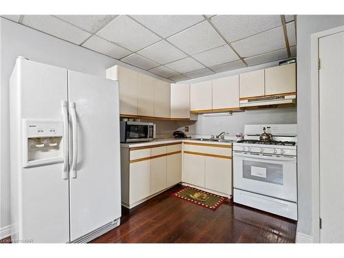 6495 Malibu Drive, Niagara Falls, ON - Indoor Photo Showing Kitchen With Double Sink