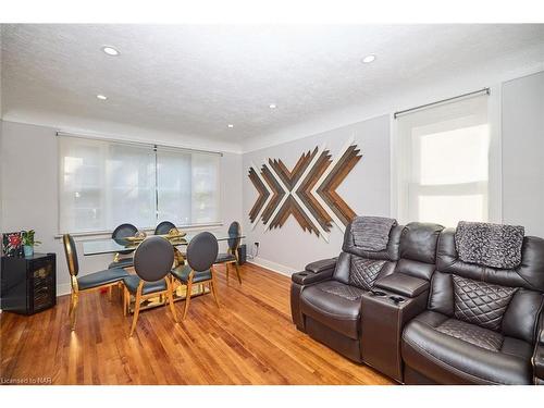 5737 Brookfield Avenue, Niagara Falls, ON - Indoor Photo Showing Living Room