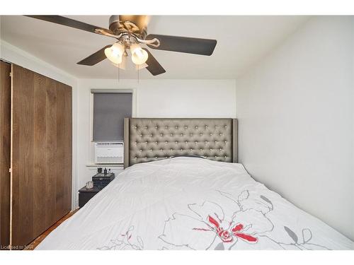 5737 Brookfield Avenue, Niagara Falls, ON - Indoor Photo Showing Bedroom