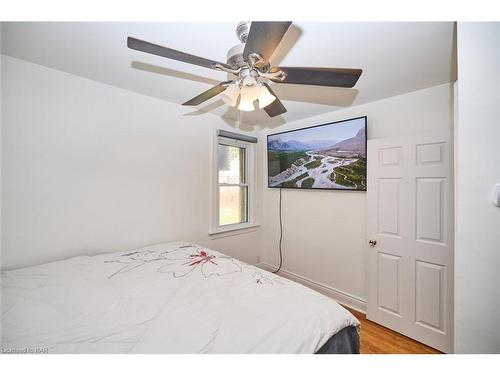 5737 Brookfield Avenue, Niagara Falls, ON - Indoor Photo Showing Bedroom