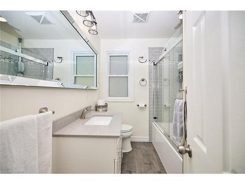 5737 Brookfield Avenue, Niagara Falls, ON - Indoor Photo Showing Bathroom