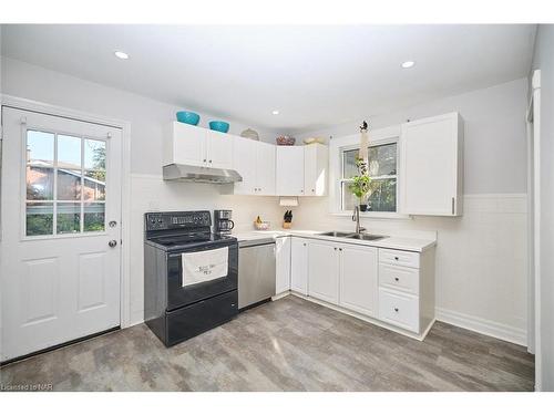 5737 Brookfield Avenue, Niagara Falls, ON - Indoor Photo Showing Kitchen With Double Sink