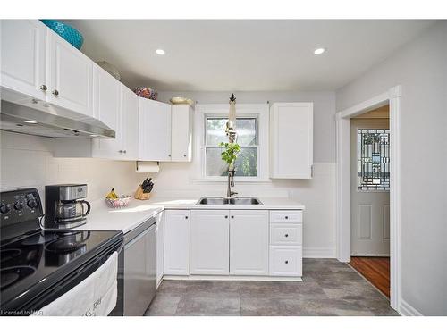 5737 Brookfield Avenue, Niagara Falls, ON - Indoor Photo Showing Kitchen With Double Sink