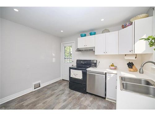 5737 Brookfield Avenue, Niagara Falls, ON - Indoor Photo Showing Kitchen With Double Sink