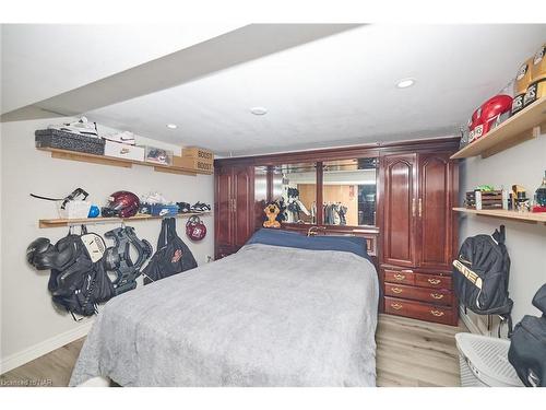 5737 Brookfield Avenue, Niagara Falls, ON - Indoor Photo Showing Bedroom