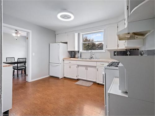 107 Ost Avenue, Port Colborne, ON - Indoor Photo Showing Kitchen