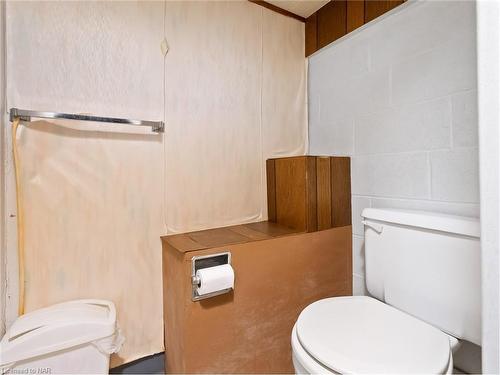 107 Ost Avenue, Port Colborne, ON - Indoor Photo Showing Bathroom