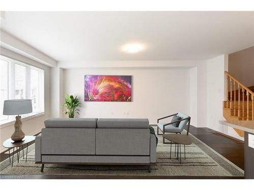 7711 Redbud Lane, Niagara Falls, ON - Indoor Photo Showing Living Room