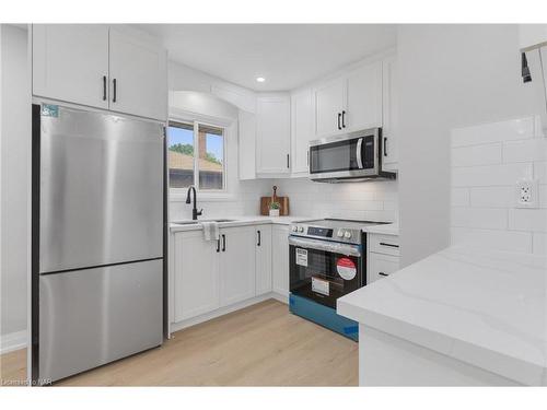 131 Manning Avenue, Hamilton, ON - Indoor Photo Showing Kitchen