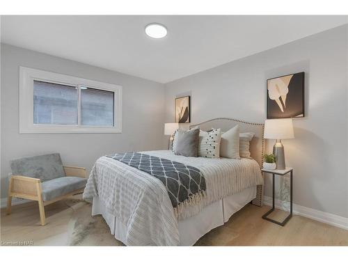 131 Manning Avenue, Hamilton, ON - Indoor Photo Showing Bedroom