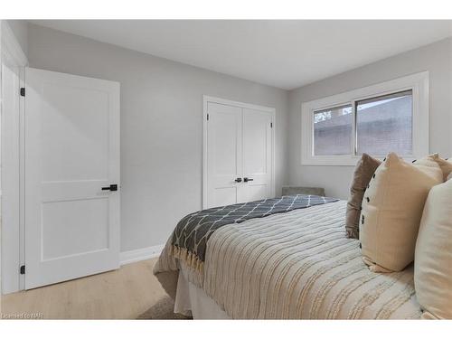 131 Manning Avenue, Hamilton, ON - Indoor Photo Showing Bedroom