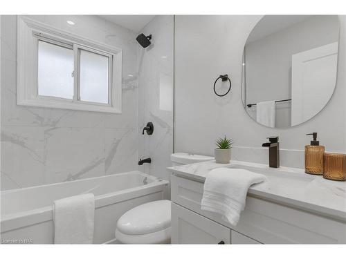 131 Manning Avenue, Hamilton, ON - Indoor Photo Showing Bathroom