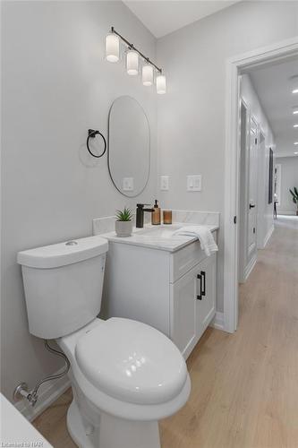 131 Manning Avenue, Hamilton, ON - Indoor Photo Showing Bathroom