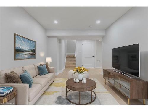 131 Manning Avenue, Hamilton, ON - Indoor Photo Showing Living Room