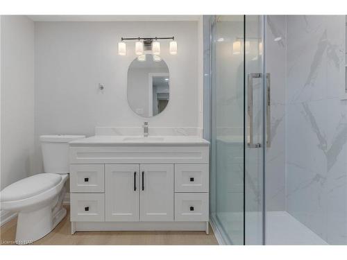 131 Manning Avenue, Hamilton, ON - Indoor Photo Showing Bathroom