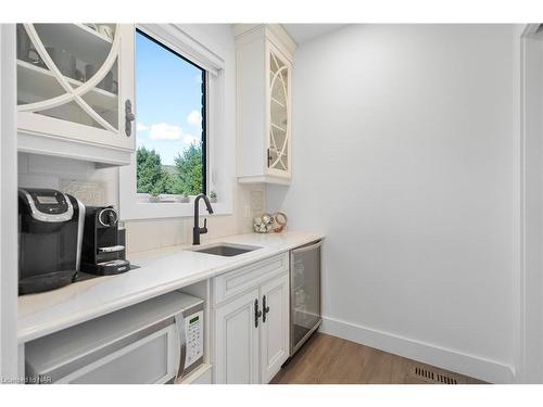 18 Four Mile Creek Road, Niagara-On-The-Lake, ON - Indoor Photo Showing Kitchen