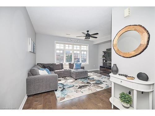 17-1401 Plains Road East, Burlington, ON - Indoor Photo Showing Living Room