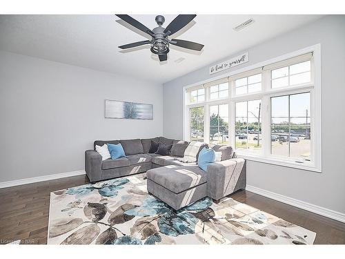 17-1401 Plains Road East, Burlington, ON - Indoor Photo Showing Living Room