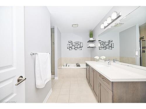 17-1401 Plains Road East, Burlington, ON - Indoor Photo Showing Bathroom