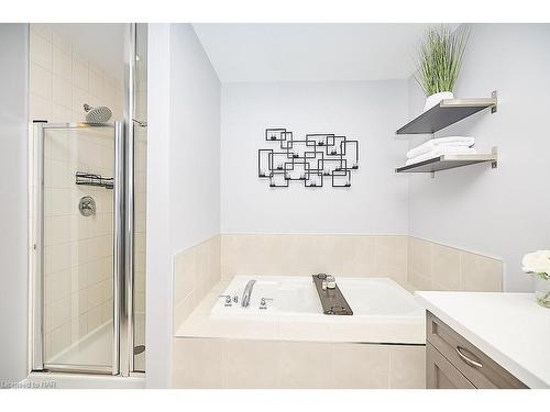 17-1401 Plains Road East, Burlington, ON - Indoor Photo Showing Bathroom