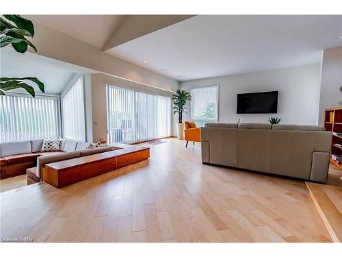 5109 River Road, Niagara Falls, ON - Indoor Photo Showing Living Room