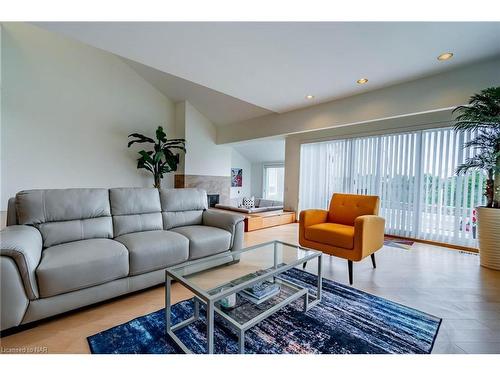 5109 River Road, Niagara Falls, ON - Indoor Photo Showing Living Room