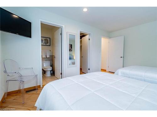 5109 River Road, Niagara Falls, ON - Indoor Photo Showing Bedroom