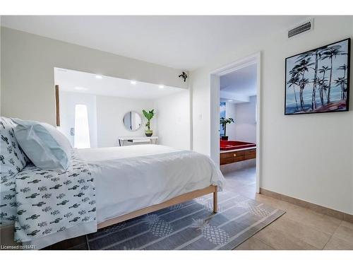 5109 River Road, Niagara Falls, ON - Indoor Photo Showing Bedroom