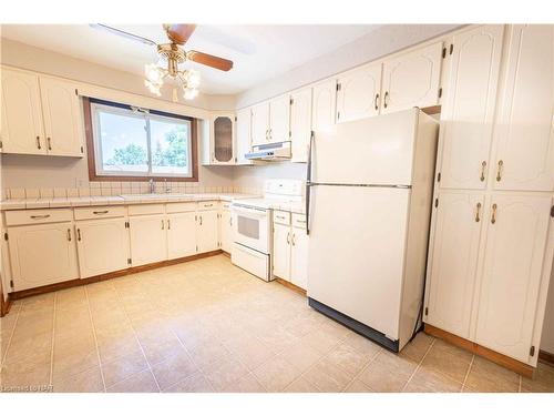 10 Dundas Crescent, St. Catharines, ON - Indoor Photo Showing Kitchen