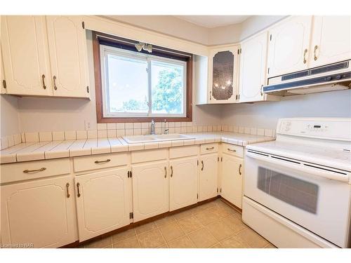 10 Dundas Crescent, St. Catharines, ON - Indoor Photo Showing Kitchen