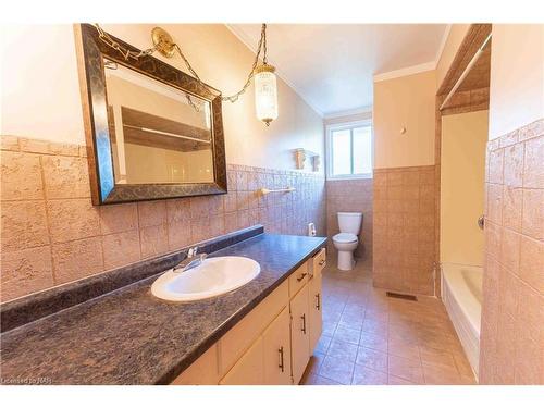 10 Dundas Crescent, St. Catharines, ON - Indoor Photo Showing Bathroom