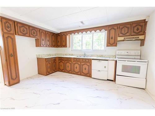 10 Dundas Crescent, St. Catharines, ON - Indoor Photo Showing Kitchen With Double Sink