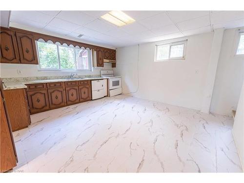 10 Dundas Crescent, St. Catharines, ON - Indoor Photo Showing Kitchen With Double Sink